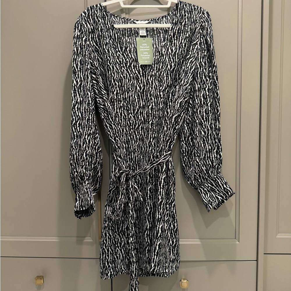 Black and white silky v neck dress.size xxl
